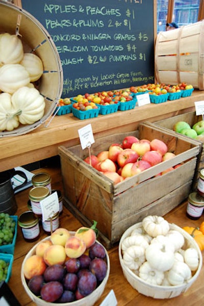 Based on Bon Appétit's 'Grown in Manhattan' theme, EventQuest designed a modern version of a farmers' market, complete with fruits, vegetables, and artisanal products for sale.