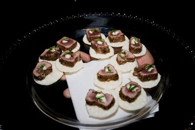 During the cocktail reception, servers passed appetizers such as ahi tuna bites.
