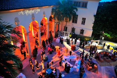 The cocktail hour took place in the courtyard of the hotel, in front of its iconic fountain.