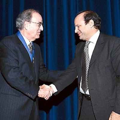 Former HBO chairman Michael Fuchs congratulated honoree Senator George Mitchell. (Photo by Ron Glassman)