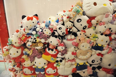 Hundreds of Hello Kitty dolls and other items fill the pop-up space.