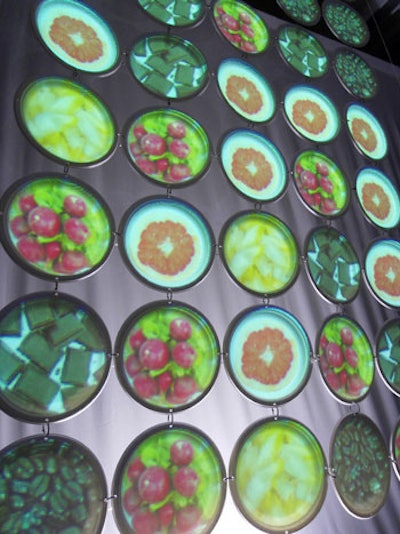 From far away, this installation had a geometric movement effect, created with software customized by the The Rockwell Group lab.