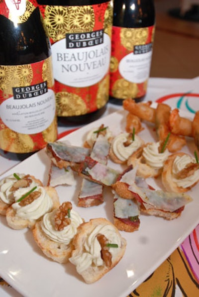 The restaurant served beef carpaccio with basil pesto and Parmesan cheese, crispy shrimp with basil rolls, and blue cheese and walnut canapés during the cocktail reception before lunch.