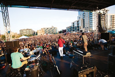 During the final show of 2009, experimental rockers Gizzly Bear played to an 8,000-strong crowd that filled the park hours before the band took the stage.