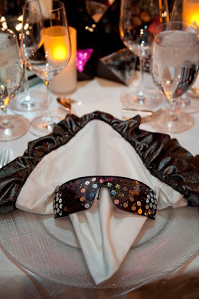 Lady Gaga-style sunglasses adorned napkins.