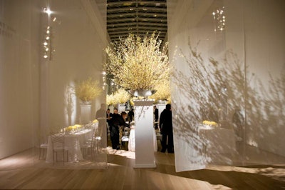 In Griffin Court, Heffernan Morgan topped pedestals with giant silver bowls of forsythia branches.