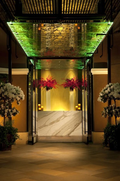 The entrance to the restaurant is at the front of the hotel for easy access by non-hotel guests.