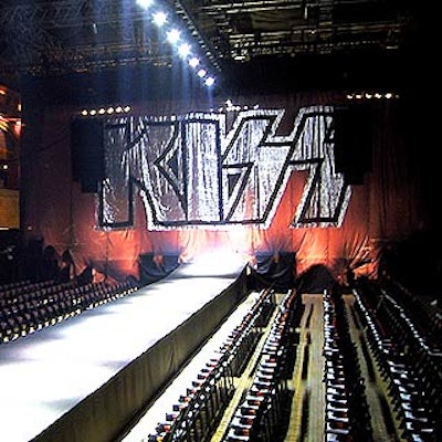 The pre-show stage set-up featured a shimmery curtain with the Kiss logo.