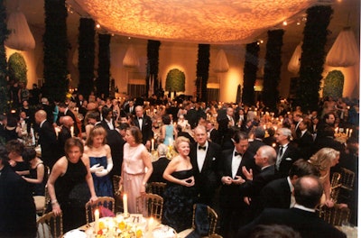 Held to coincide with the opening of the Costume Institute's exhibit of Jackie Kennedy's White House-era clothes, 2001's ball had a Kennedy theme. Robert Isabell brought in 14-foot topiaries and covered the museum's 22-foot columns with greenery to evoke the White House's Jacqueline Kennedy Garden. The tables featured the same type of candles used in the Kennedy White House, as well as leaf-green and gold silk tablecloths.