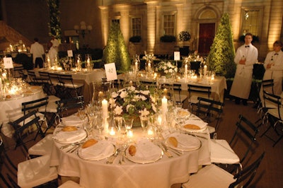 David Monn was inspired by a garden party at a French chateau when designing 2005's event. Monn put out giant topiaries and covered the tables with sage-colored burlap undercloths and Belgian linen overlays. The bank façade on display was meant to suggest a French chateau, and Monn wrapped the room's 24 concrete columns with cypress and juniper branches.