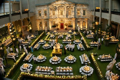 In 2006, the gala had an English garden look that tied to the Met's 'AngloMania' exhibit of Britain's posh and punk fashion. Monn set up 70 tables in separate mini-gardens that were hedged by 400 feet of apple trees. The floors were swathed in carpets of spring grass.