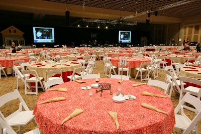 Disney draped the dinner tables with red bandana-print linens topped with brown burlap napkins.