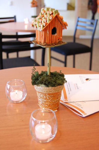 To complement the designer birdhouses featured in the live auction, volunteers crafted mini birdhouse centrepieces.