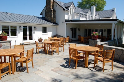 Inn owners furnished the flagstone patio with flexible groupings of teak tables and chairs.