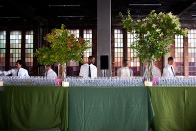 Set up in the covered passage that runs through the Chelsea Market, the cocktail hour's bar was simple, complementing the grassy surroundings with green linens and bouquets of wild plants.