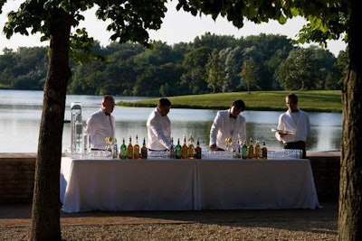 At 7 p.m., guests gathered on the garden's esplanade for cocktails. A full bar was available, and servers circulated with Veuve Clicquot champagne.
