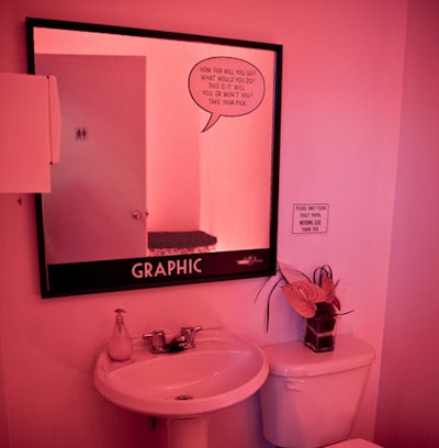 Organizers placed decals with small dots and speech balloons on the bathroom mirrors to give guests' reflections a comic book effect.