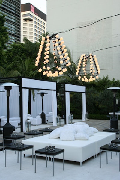 In the outside space, clusters of round bulbs served as unfussy chandeliers overhead.