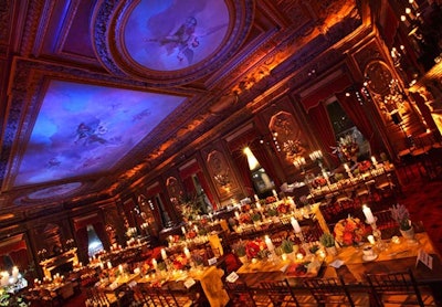 Bentley Meeker lit the venue's ceilings to create the feel of an alfresco dinner.