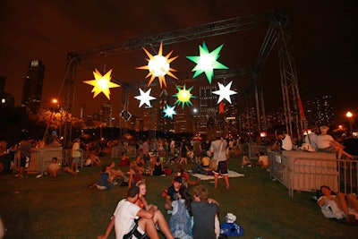 On festival grounds, classic Lollapalooza decor included shining stars.