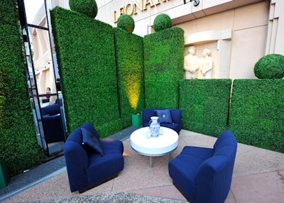 Before passing a wall of hedges and entering the theater's courtyard, guests found small lounge areas.
