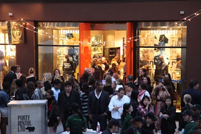 Tory Burch, like every other store, was absolutely thronged with people. Like rats, you wonder where they all go during the day.