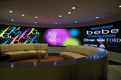 The event took place for the first time at the Hotel Sax Chicago. In a lounge area, a video wall broadcast the logos of sponsors such as Bebe.