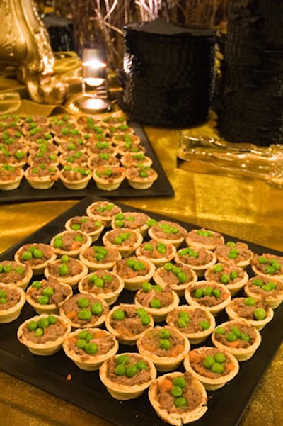 Guests could help themselves to hors d'oeuvres before the opera and during intermission.