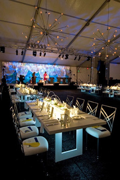 Dinner took place in a heated tent on the museum's front lawn. Heffernan Morgan's modern design scheme included the so-called 'Sputnik' chandeliers.