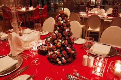 Marigolds & Onions used chocolate truffles and chocolate-dipped strawberries to create edible centrepieces for the dining tables.