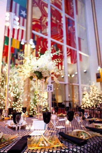 The dinner tables were topped with a mix of white and black linens speckled with silver and gold circle patterns.