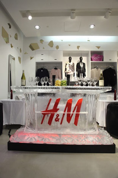 An H&M-logo bar served guests at the December 10 preopening preview celebration.