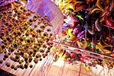 To complement the existing gold chandelier hanging from the library's ceiling, the agency filled the ceiling with hundreds of giant balloons, adding to the festive atmosphere.