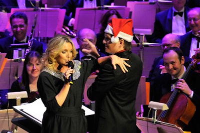 30 Rock star Jane Krakowski joined conductor Keith Lockhart on stage for a song-and-dance routine.