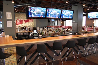 A square bar is in the centre of the dining room, on the second floor.