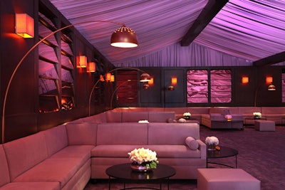 Soft, vanilla-colored sofas and ottomans contrasted the round, black tables and bronze arch lamps at the seating areas.