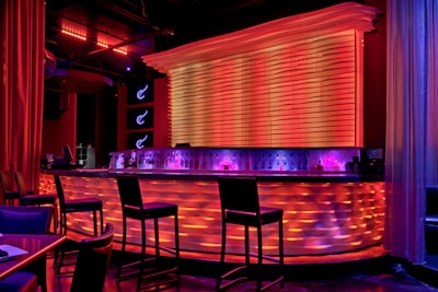 LED lighting at both bars can be transformed with colors and effects.