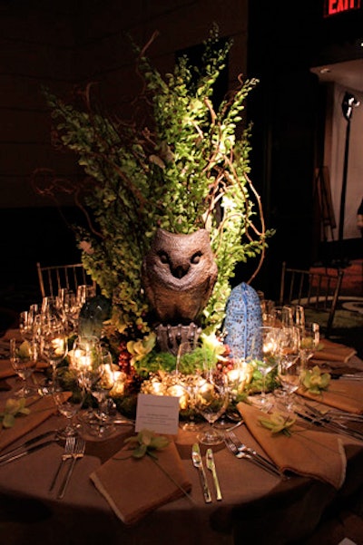 Sara Bengur Interiors' outdoorsy table had oversize owl sculptures, pinecones, and mossy votives. Brown burlap linen added to the look.