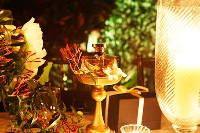 To incorporate bottles of Mon Jasmin Noir into the tabletop decor, the producers placed them atop gold pillars.