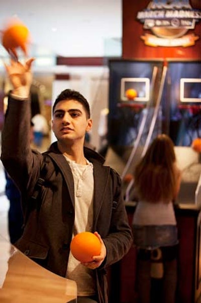 Visitors to the lounge could also play basketball shooting games.