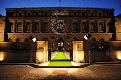 Perrier-Jouët illuminated the neo-Classical façade of the École des Beaux-Arts with its anemone logo and laid out a green carpet flanked by 14 projection lamps to mark the entrance to the event.
