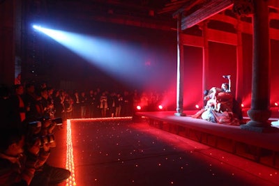 The performance consisted of two parts, 'Red Wine' and 'Black and Red,' pieces choreographed by Jin Xing.