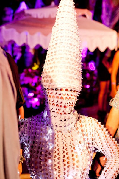 Some of the entertainers wore unusual costumes meant to attract guests' attention.