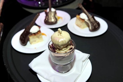 Chocolate guitars decorated desserts.