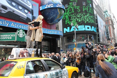 In addition to gathering editors, bloggers, and photographers, the stunt attracted plenty of onlookers.