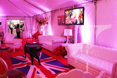 The V.I.P. tent was decked out with a number of British accents, including regal white couches and chairs, Union Jack rugs, and a traditional English telephone booth. For those who hadn't dressed for the chilly weather at 5 a.m., TLC supplied branded red Snuggies.