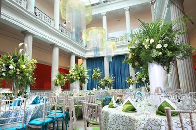 Tables on the first floor alternated between blue- and lime-green-accented linens and seat cushions.