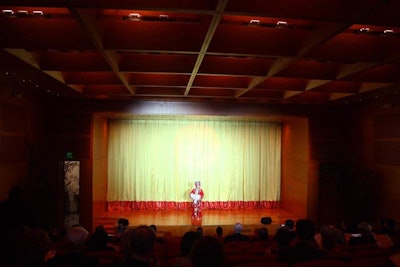 Tianjin Youth Peking Opera Troupe member Liu Guijuan performed “The Brocade Pouch” in the auditorium for guests.