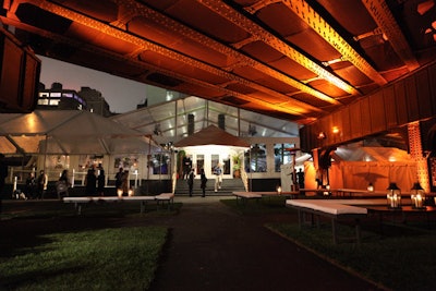 Beyond the cocktail area, the producers set up a large clear-span tent in a parking lot next to the High Line that served as the event's dinner space.