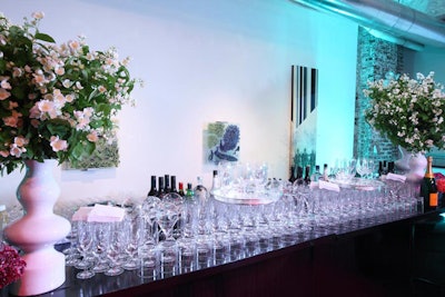 Large floral arrangements by Amaryllis were positioned throughout the event space both outdoors and indoors, including as table toppers for the bars inside the gallery.